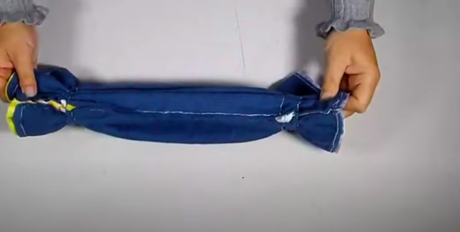 realización de costura central de telas para guarda bolsas