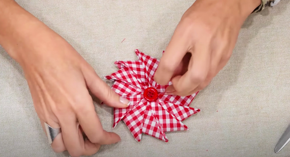 costura de botón en tela para estrella origami