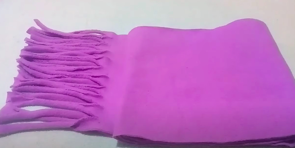bufanda de tela con flecos terminada