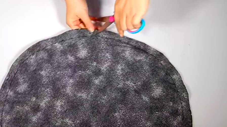realización de agujeros en tela para bolsa de maquillajes