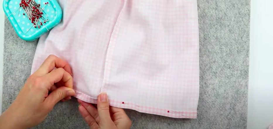 realización de dobladillo inferior en tela para blusa de niña