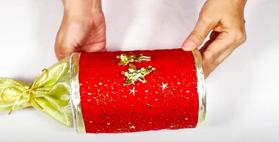 pegado de accesorios navideño en lata de tela para porta chocolates
