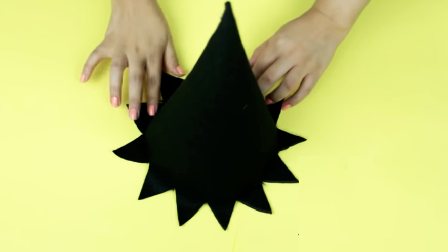 abertura de triangulos inferiores en tela para sombrero de bruja