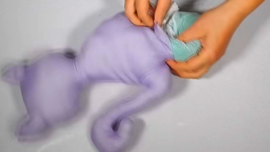 colocación de bolsa de arena en peluche de tela en forma de gatito