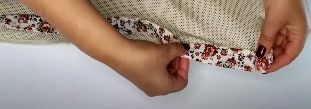 colocación de tela superior en lateral de tela de base para bolsa de baño