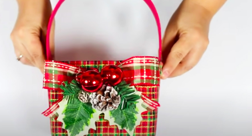 pegado de decoración navideña en bidón para canasta navideña con tela