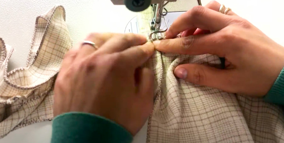 realización de costura de unión de rectángulos de tela con piezas de tela para pantalón pollera