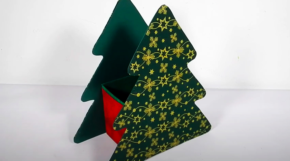 caja navideña con tela en forma de pino terminada