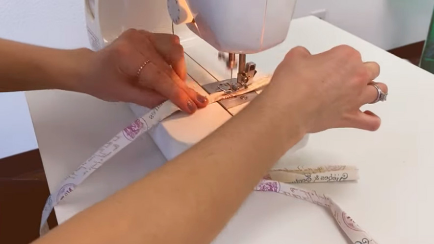costura de tiras de tela para delantal de trabajo