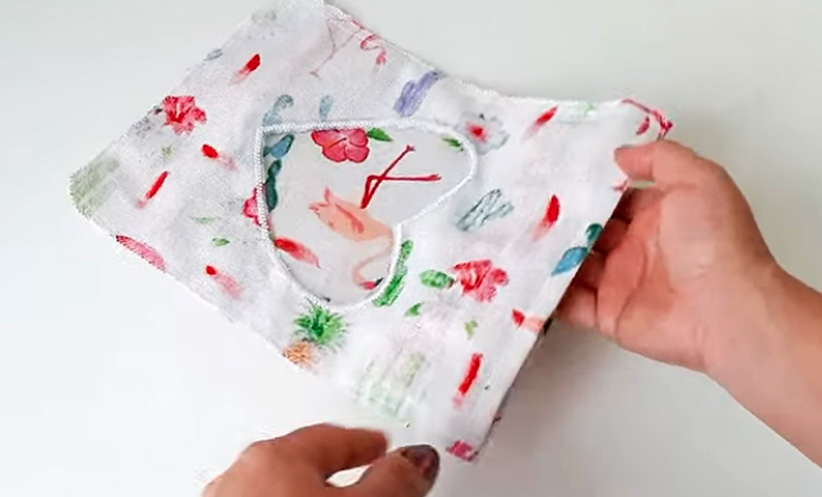 costura de unión de piezas de tela para bolsita de regalos navideños