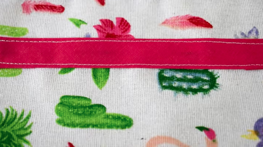 costura de cinta de bies en telas para bolsita de regalos navideños