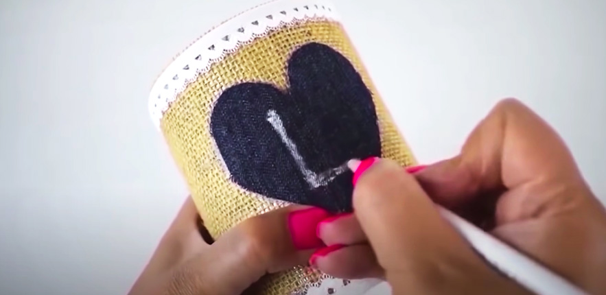 dibujo de letras en corazones de tela para centro de mesa para matrimonio