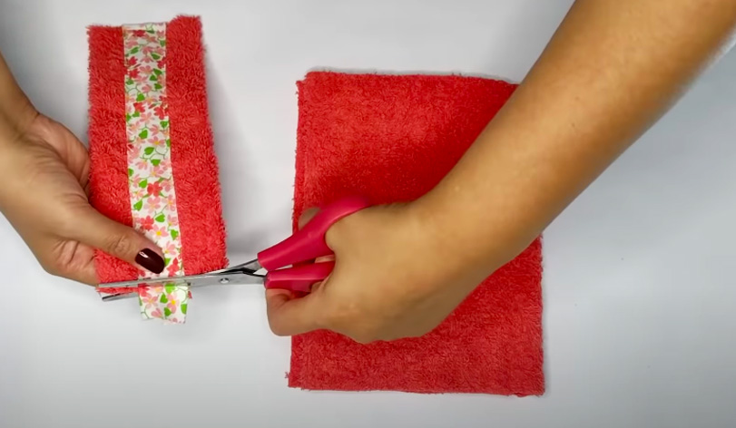 realización de costura de cinta decorativa en tira de tela para esponja de limpieza