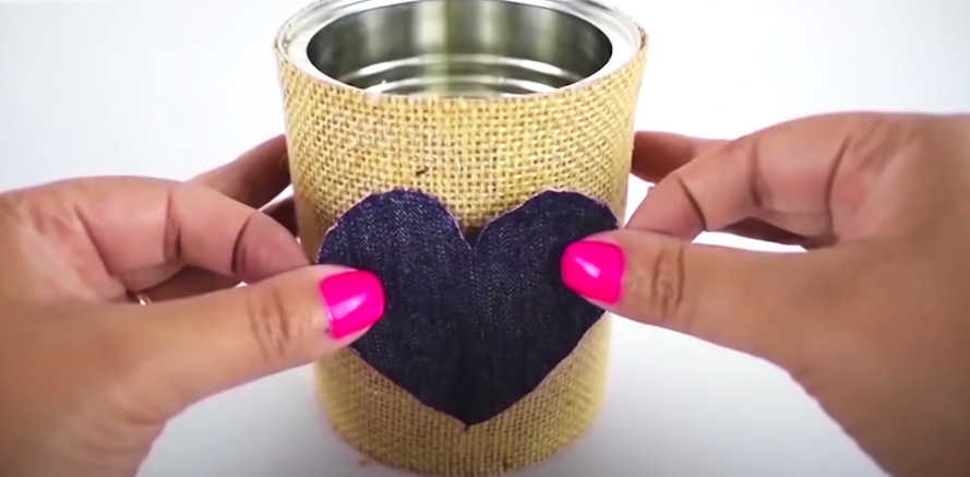 pegado de corazones de tela en latas para centro de mesa de matrimonio