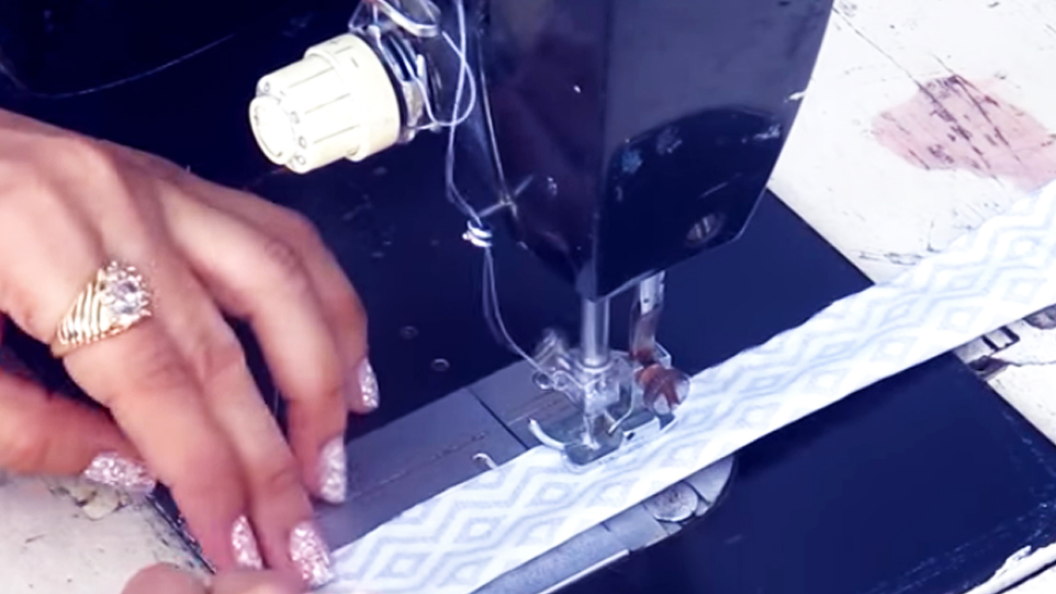realización de costura de tira de tela para malla de reloj