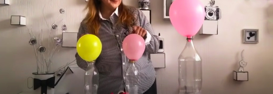 colocación de globos en parte superior de botellas para fantasma de tela flotante