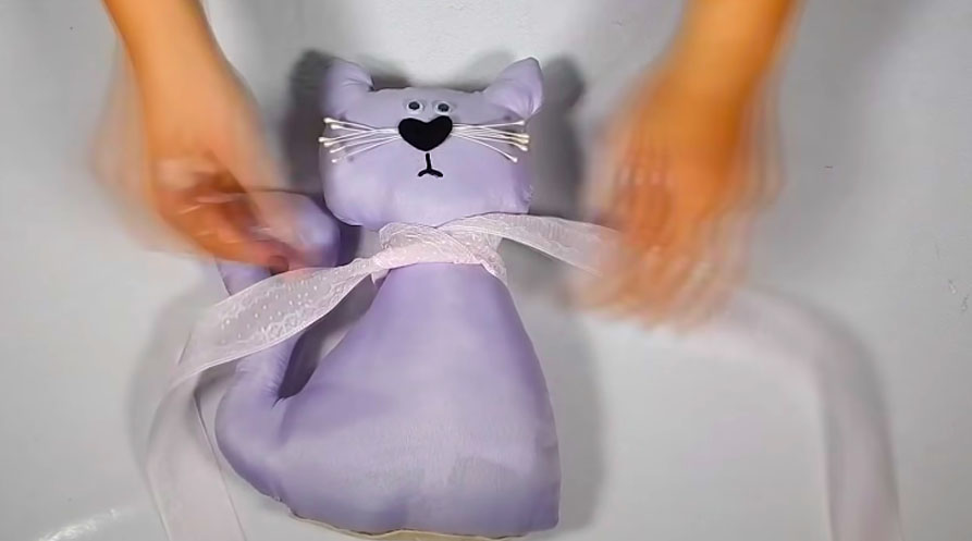 colocación de cinta en peluche de tela en forma de gatito