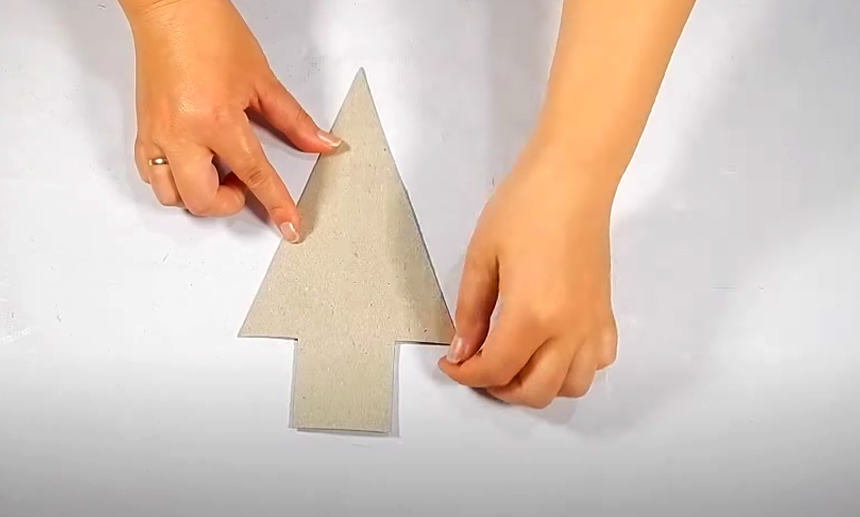 realización de patrón de pino en cartón para porta cubiertos de tela navideño