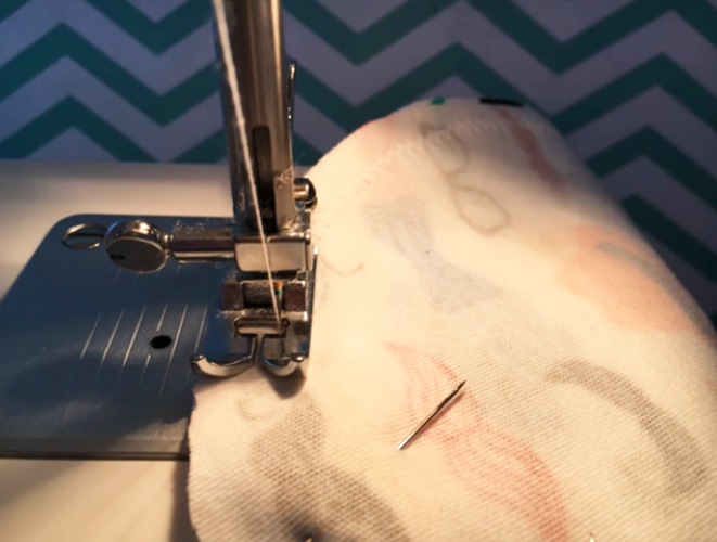 costura de unión de telas para gorro de bebé recién nacido