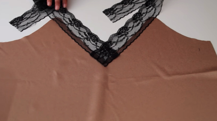 postura de encaje en el escote de blusa lencera de tela