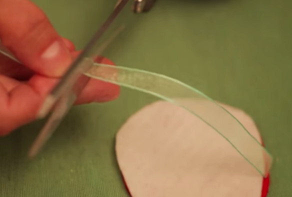 medida y corte de cinta para huevo de pascua de tela