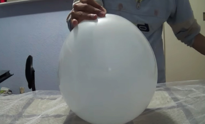 preparación de tela y globo para decoración de globo