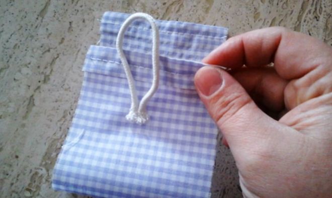 doblez de tela para bolsita con lavanda