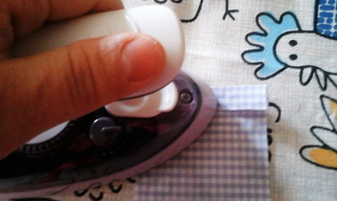 realización de dobladillo para bolsita de tela con lavanda