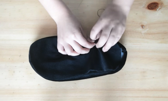 costura de piezas para suela de pantufla de tela con forma de gatito