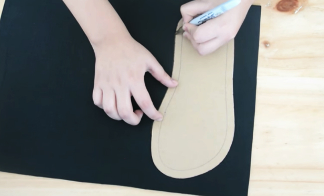 macado y corte de primer patrón para pantufla de tela con forma de gatito