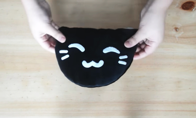 da vuelta la tela para la pantufla con forma de gatito