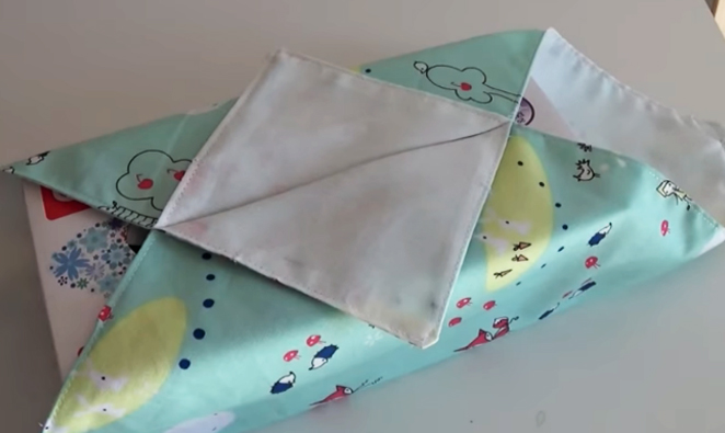 colocación de funda de tela en caja de pañuelos