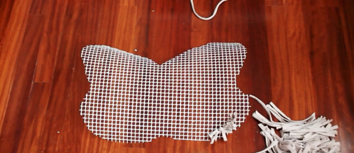 colocación de tiras de tela para alfombra en forma de mariposa