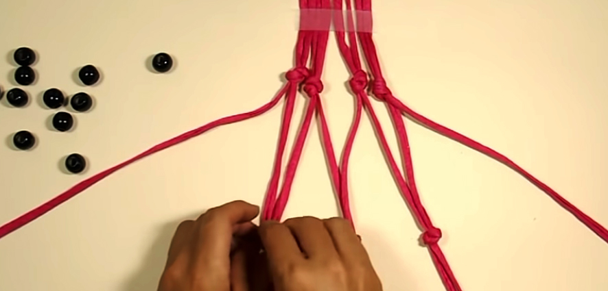 realización de nudos internos en tiras de tela para colgante de maceta