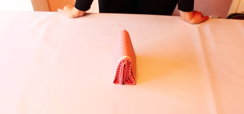 colocación de tela de algodón en posición vertical con método Marie Kondo
