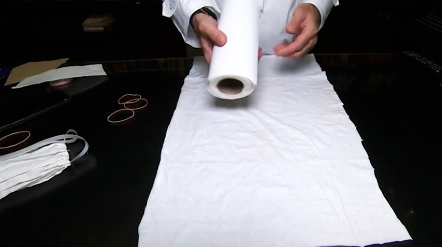 corte de papel de cocina para barbijo de tela contra el coronavirus