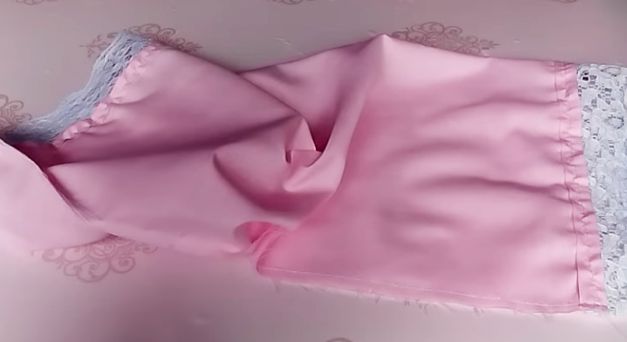 realización de costura en tela para almohadón en forma de caramelo